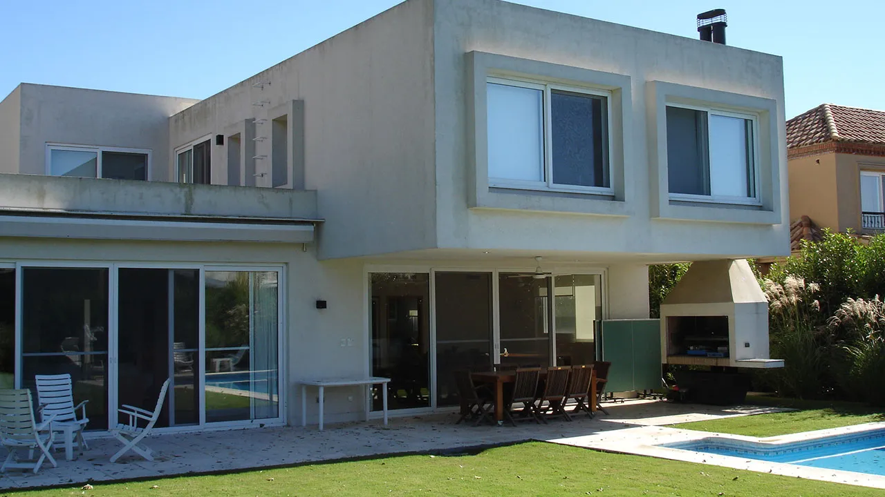 Casa de dos plantas con galería y pileta