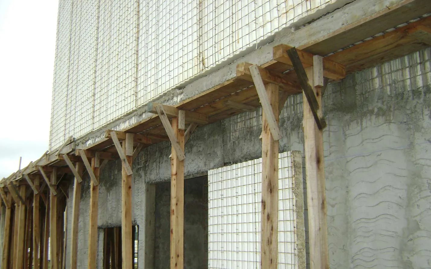 Muro con hormigón proyectado sobre la malla