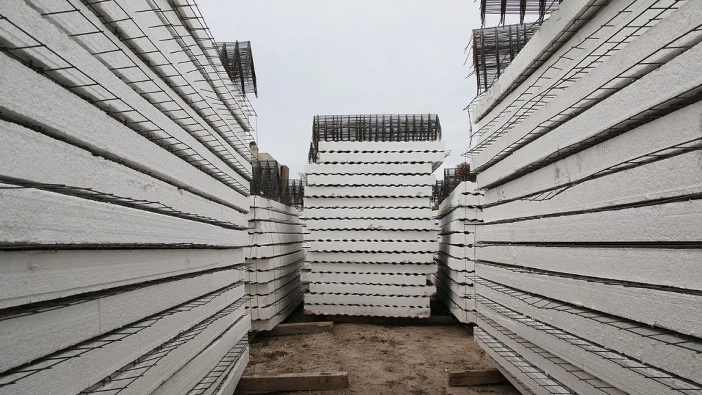 Paneles de EPS con malla de acero acopiados en obra